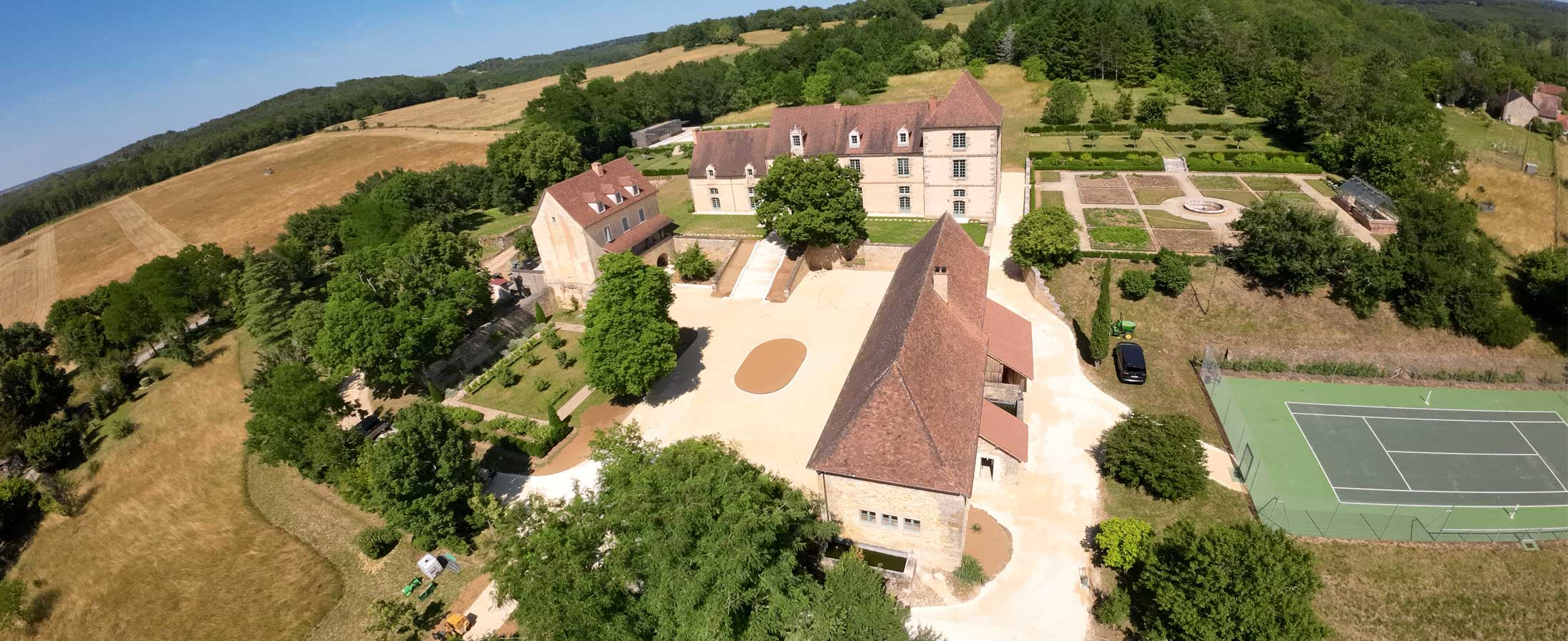 Aménagement en calcaire 0/20 par l'entreprise TCTP des allées et de la cour du château de vaudres à Gabillou dans le 24